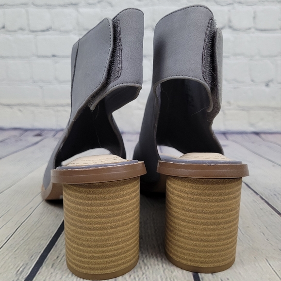 CLARKS SOMERSET | Glacier Charm leather peep toe heel sandals - Picture 6 of 11